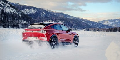 Electric cars - Kurvenlicht: serie - Ford Mustang Mach-E AWD Extended Range