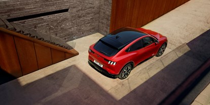 Electric cars - Apple CarPlay: serie - Ford Mustang Mach-E AWD Standard Range