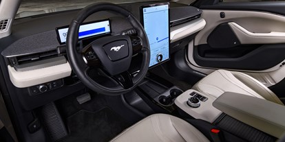 Electric cars - Apple CarPlay: serie - Ford Mustang Mach-E Extended Range