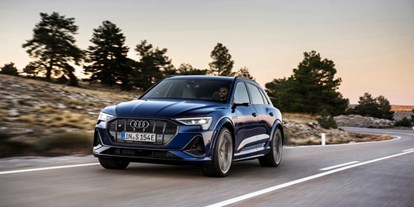 Electric cars - Ausstiegsassistent - Audi e-tron S