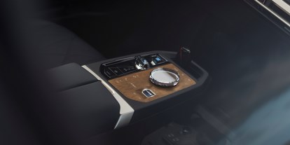 Electric cars - Position Ladeanschluss: Rechts hinten - BMW iX M60
