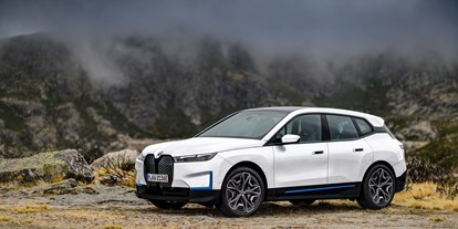 Elektroautos - Antrieb: Allrad (AWD) - BMW iX xDrive 40