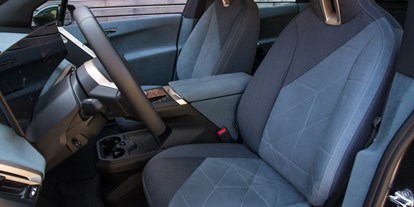 Elektroautos - Sitze: 5-Sitzer - BMW iX xDrive 50