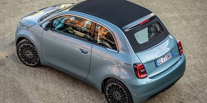 Electric cars - Position Ladeanschluss: Rechts hinten - Fiat 500 Cabrio
