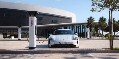 Electric cars - Isofix - Porsche Taycan Turbo S