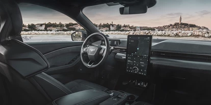 Elektroautos - Panoramadach: optional - Ford Mustang Mach-E GT