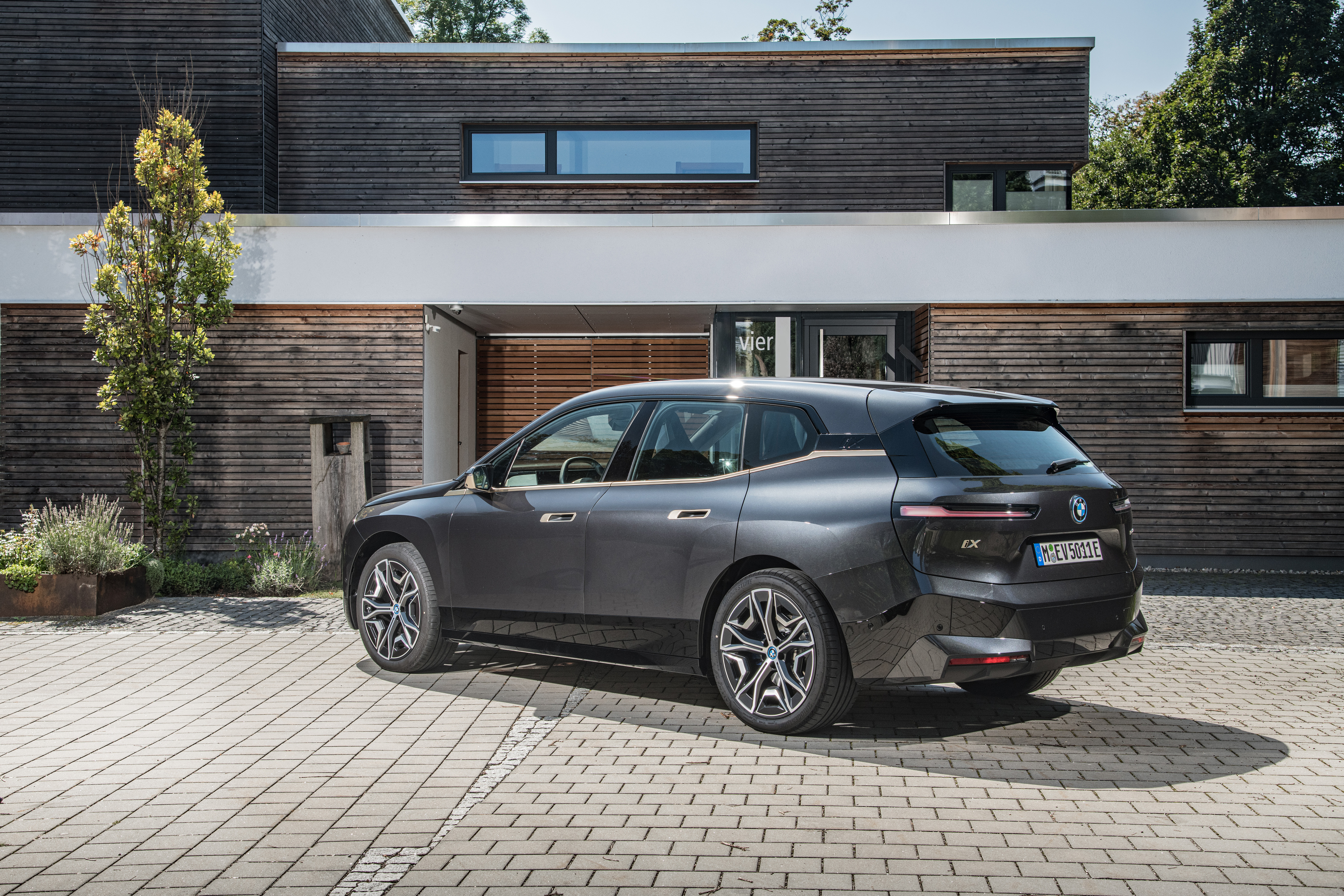 Elektroautos - Position Ladeanschluss: Rechts hinten - BMW iX xDrive 50