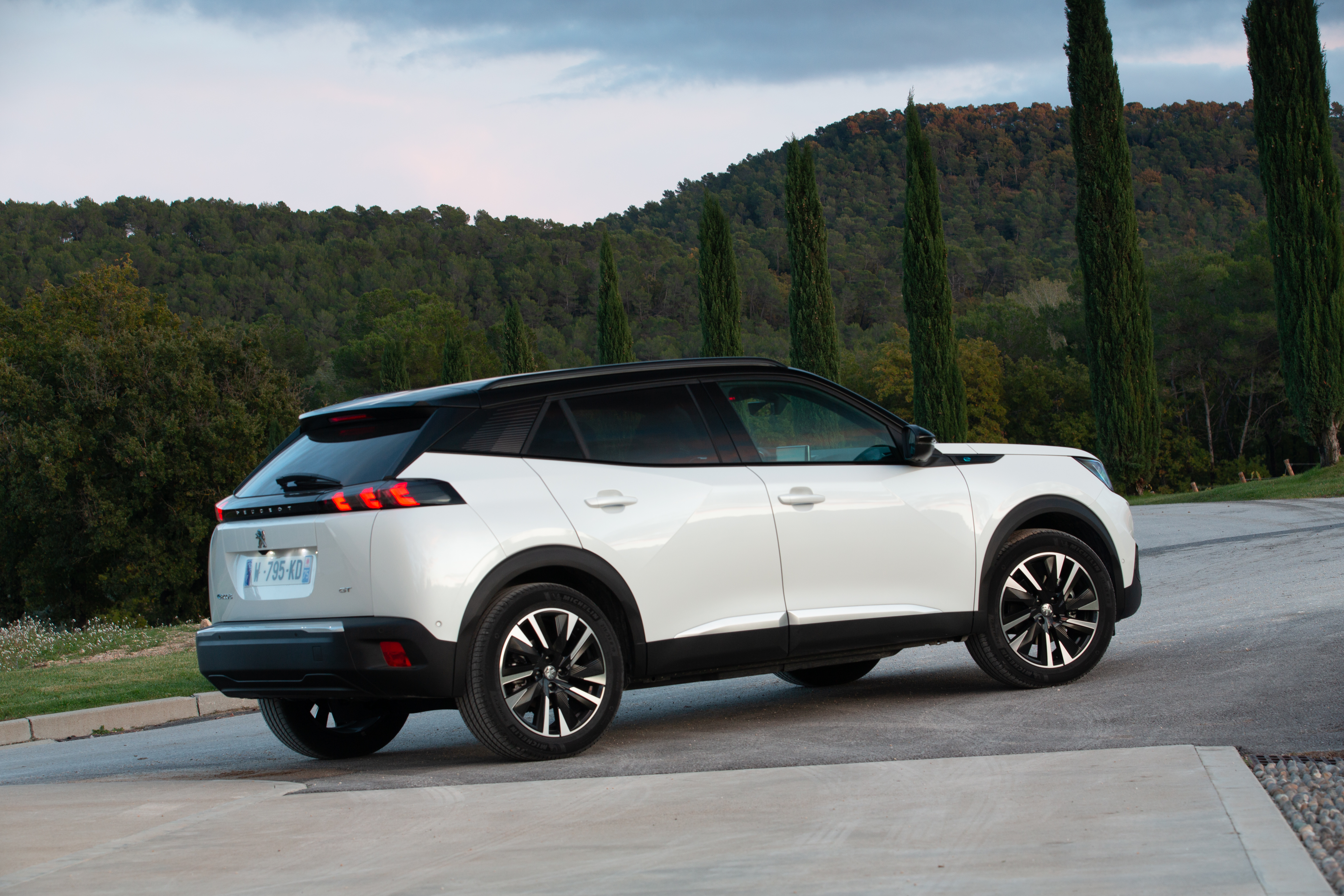 Electric cars - Isofix - Peugeot e-2008